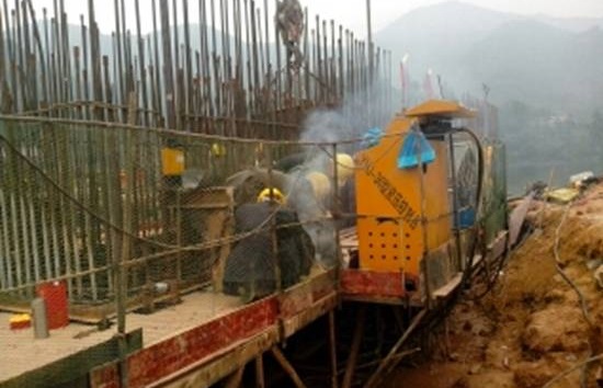 广西三柳高速标口大桥开盘仪式----面对东方和滑模机烧香拜神